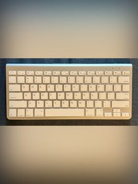 Slim Wireless Aluminum Keyboard in Silver and White